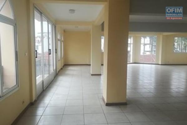 OFIM immobilier offre en location un local de 200m2 à usage de bureau ou commercial au 2eme étage d'un bâtiment au bord de route d'Isoraka