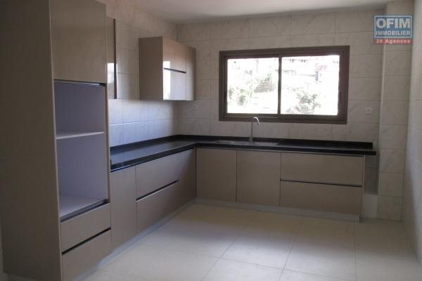 Appartement neuf Type T4, 140m2 de superficie dans un immeuble neuf à Ankadivato