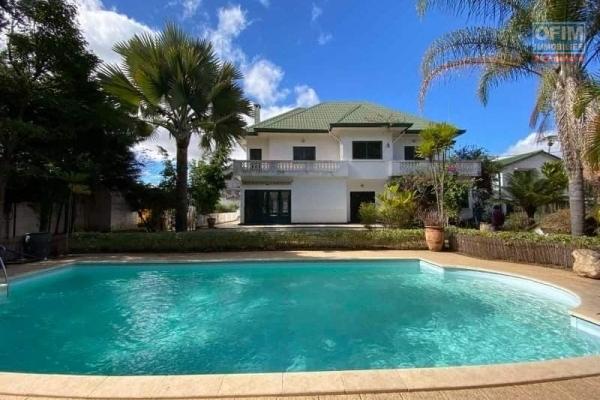 OFIM vous propose en location une villa à étage F6 avec piscine et jardin arboré sur un terrain de 2900m2 à Ambatobe, à 5min à pieds du Lycée Français.