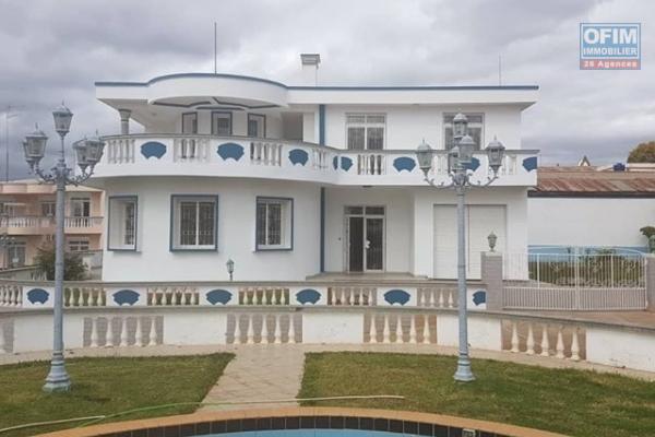 OFIM vous offre en location une villa de type F8 avec jardin dans une résidence calme et sécurisé 24/24 à 1minutes de l'école française B "Les Charmilles" Ivandry.