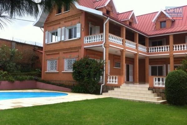 Une villa F6 avec piscine à Ambatobe