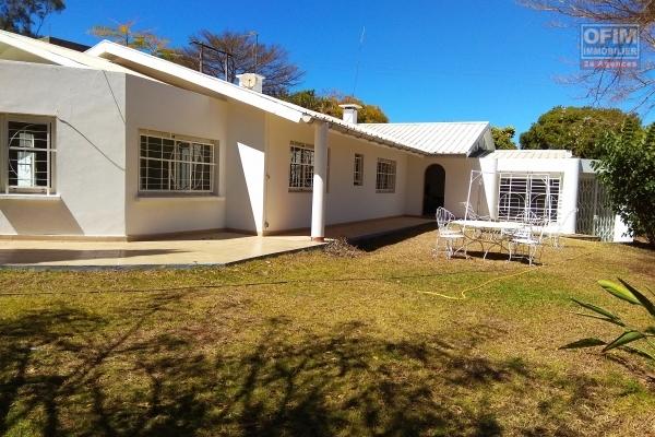 Charmante villa  plain- pieds de type F4 semi-meublée, bâtie sur un terrain de 2000m2 à Malaza Andoharanofotsy