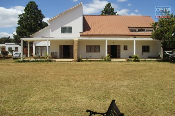 Location villa F5 600m2 habitable sur un terrain 2000m2 à Ankadivory Talatamaty