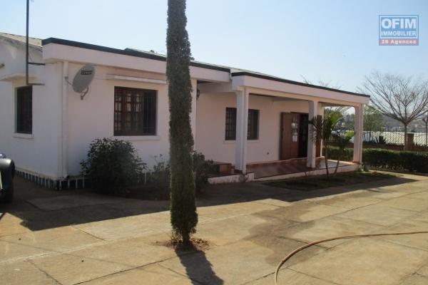 Location villa F4 semi meublée à 15 Mn du lycée Français à Antsampandrano Ilafy