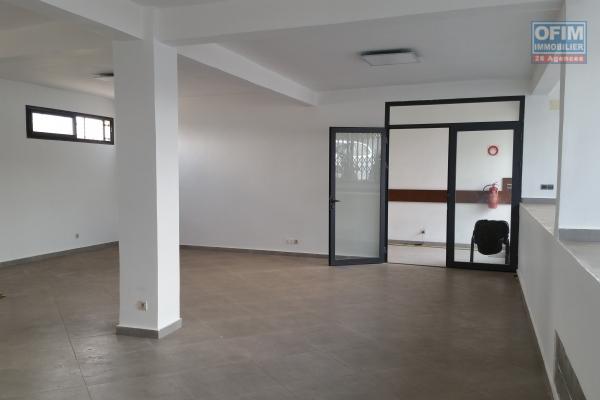 À louer un local professionnel d'une superficie de 83m2 au niveau RDC d' un immeuble de standing neuf à Ambohibao bord de route principale et à 10 mn de l'aéroport international Ivato