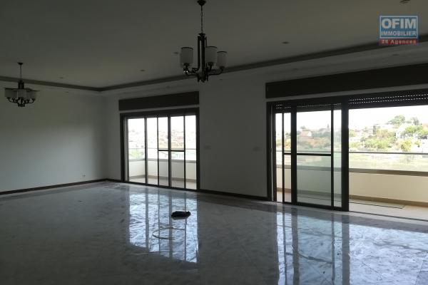 Trois appartements neufs de type T5 à Ivandry