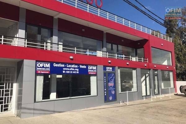 A louer un local de 52m2 (N&deg;13) avec grande baie vitr&eacute;e &agrave; l'&eacute;tage d'un immeuble de standing au bord de route &agrave; Ambohibao