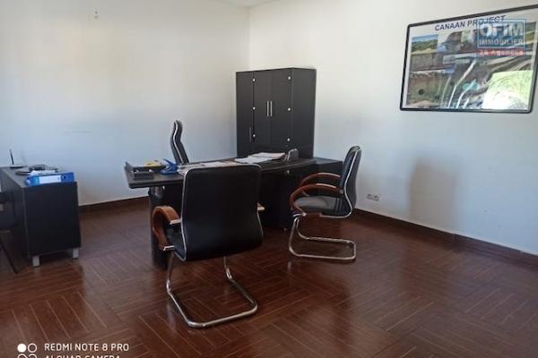 A louer un local meublé pour usage commercial ou professionnel de 780 m2 sur deux niveaux sur la grande axe d'Ivato