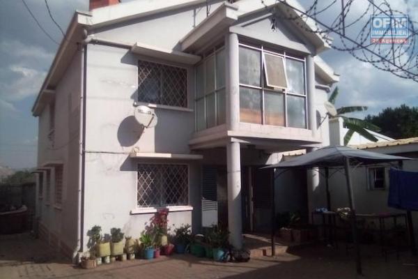 A louer une villa à étage F5 très facile d'accès proche du Polyclinique à Ambohitrarahaba (NON DISPONIBLE)