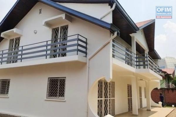 OFIM immobilier vous propose en location à usage mixte une villa située dans une zone sécurisée 24h/24 sis à Ankadimbahoaka Tanjombato qui est à 10min du centre ville