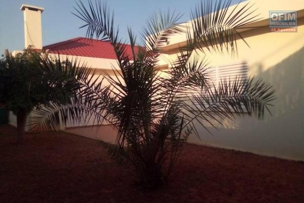 A louer une jolie villa basse F4 dans une résidence sécurisée proche de Shoprite à Talatamaty