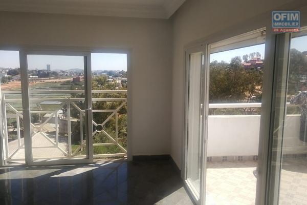 Propriété avec une villa F4 à étages et 2 appartements T3-T4 à Ambatobe - Antananarivo