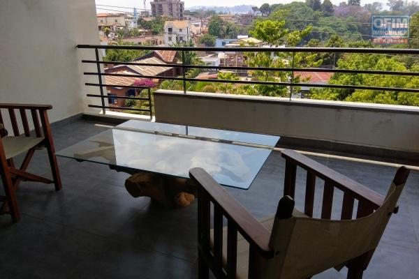 OFIM met en location une appartement T3 de standing semi-meublé avec piscine intérieure et salle de sport à Ivandry
