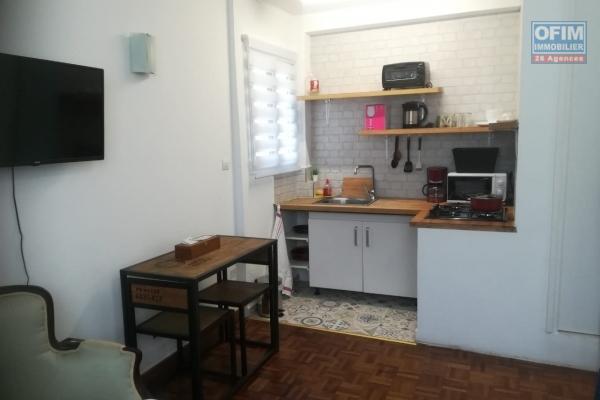 OFIM offre en location un appartement T2 entièrement meublé et équipé et toutes charges comprises: wifi,eau et électricité,TV et charge commune.Il est à Mahatony Ivandry dans une enceinte calme et tout proche des commodités.
