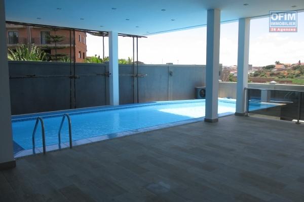 OFIM propose à la location des appartements T5 et T4 de 350m2 de standing dans une résidence neuve avec piscine et ascenseur proche des écoles à Ivandry
