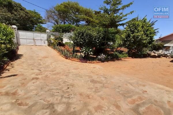 Villa basse F6 de 250 m2 habitable sur 1000 m2 de terrain à Androhibe- Antananarivo
