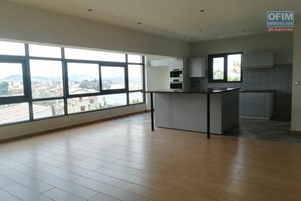 Un grand appartement T4 avec piscine à ivandry