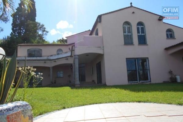 Magnifique villa F5 de style m&eacute;diterran&eacute;en dans une grande propri&eacute;t&eacute; de 3 800 m2 sur la Haute ville Ambohipotsy- Antananarivo