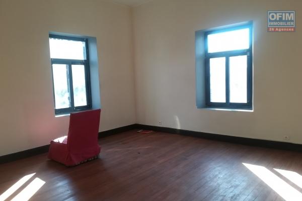 Un bureau de 6 pièces à Isoraka