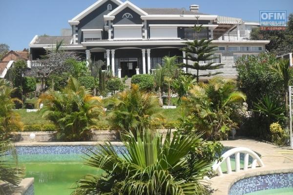 A louer une splendide villa F6 meublée avec piscine et joli jardin dans un endroit calme à Ambohibao Ambohijanahary