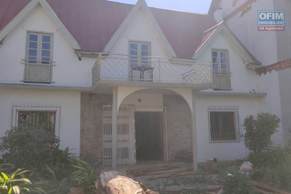 OIM immobilier propose en location une charmante villa traditionnelle F4 avec une vue dégagée et jardin arboré à Faravohitra