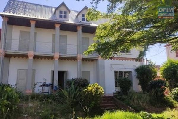 OFIM met en location une villa de style traditionnelle F5 à étage avec jardin au bord de route de Faravohitra.
