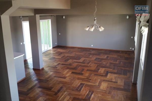 À louer un appartement en duplex à usage mixte ou habitation de type F4 sécurisé et facile d'accès bord de route principale à Ambohibao et à proximité de toutes les commodités