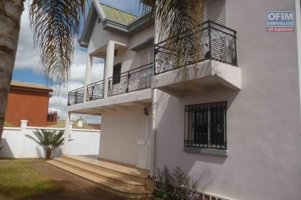 À louer une villa à étage de type F6 dans un endroit apaisant, facile d'accès et à 5 minutes de l'aéroport international Ivato