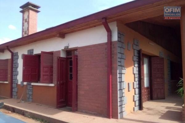 A louer une grande villa plain pied F5 dans une résidence facile d'accès à Antanetibe Ivato