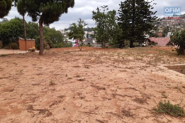 Terrain de 1380 m2, clôturé, belle vue à Ambatoroka - Antananarivo