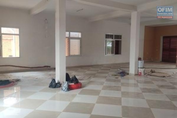 OFIM met en location un local commercial de 200m2 à Nanisana au bord de route avec parking accessible en moins de 5min d'Ankorondrano par le lac marais masay et la nouvelle rocade reliant Nanisana