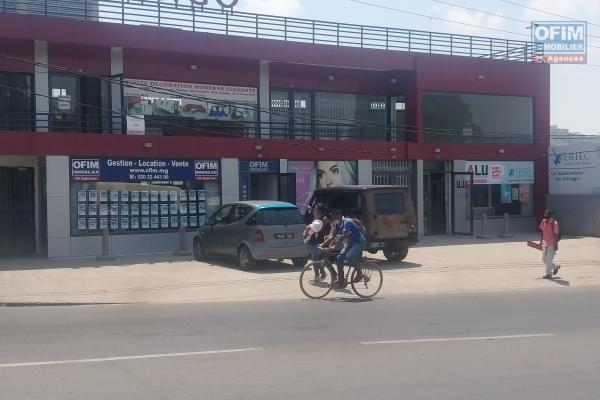 A louer un local commercial avec vitrine donnant sur une route très passante Ambohibao