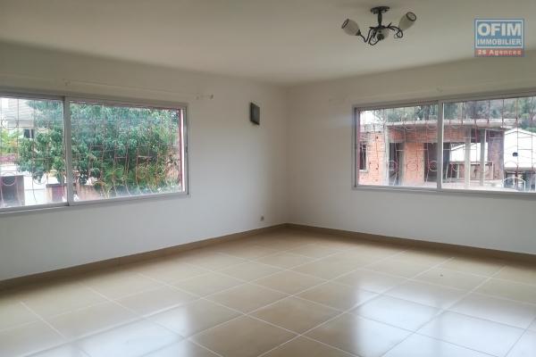 Un grand appartement T4 à 5mn à pied du Lycée à Ambatobe