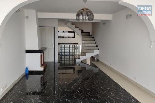 OFIM offre en location un appartement T3 à Alarobia au bord de route en duplex au 4em étage avec une terrasse