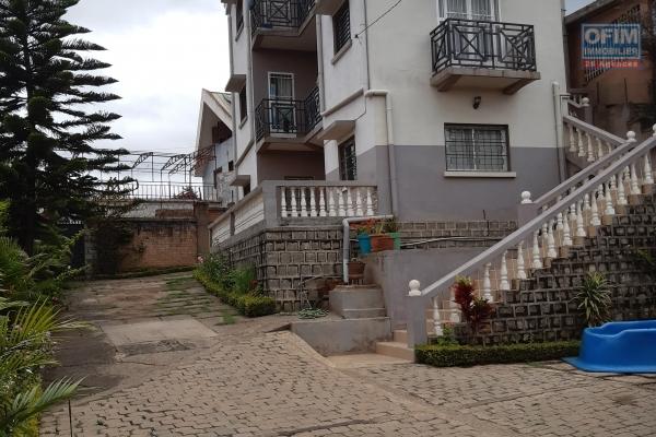 Maison R+2 avec grand parking dans le quartier d' Ambohitsoa- Antananarivo