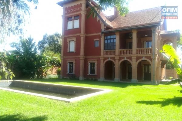Une villa F7 avec piscine dans une résidence sécurisée à Ankorondrano