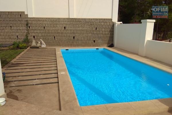 Villa F5 neuve avec piscine dans une résidence à Ambatobe