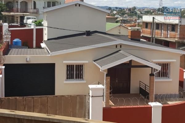 OFIM met en location une coquette villa non meublée de 3 chambres, un living, un petit jardin et enfin un garage fermé pour une voiture dans une résidence sécurisée à Ambohitrarahaba