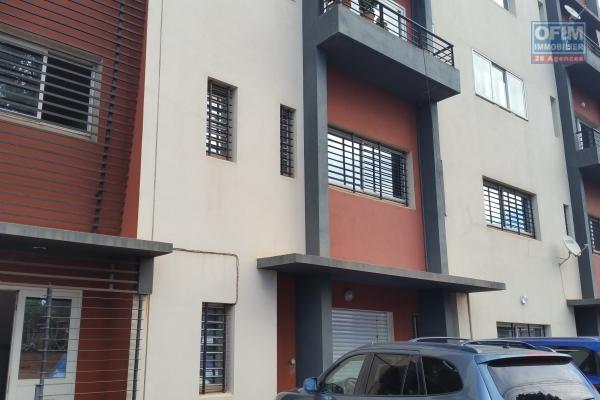 À louer un grand appartement 150 m2 de type F4 bord de route principale et à 5mn de l'aéroport Ivato
