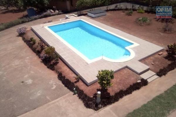 A louer une grande villa de haut standing de type F10 avec piscine neuve dans un endroit calme et résidentiel à 5 minutes de l'école primaire C à Ambohibao ( BIEN LOUE )