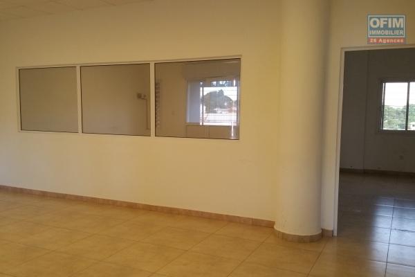 Â louer un local professionnel de 105 m2 au rez-de-chaussée d'un bâtiment de R+3 bord de route principale et à 5 mn de l'aéroport Ivato