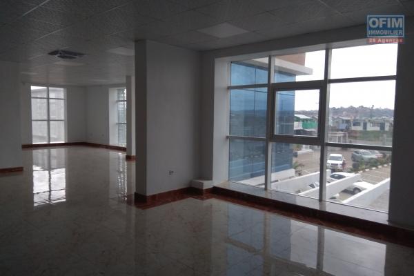 Local neuf de 1600m2 dans une résidence sécurisée avec un grand parking à Anosizato