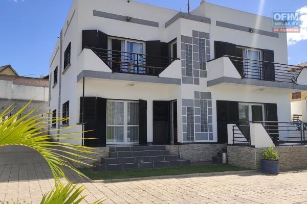 OFIM offre en location une moderne villa F6 avec grand parking pour 4 voitures et un coins jardin à Ambohibao Antehiroka. LOUE