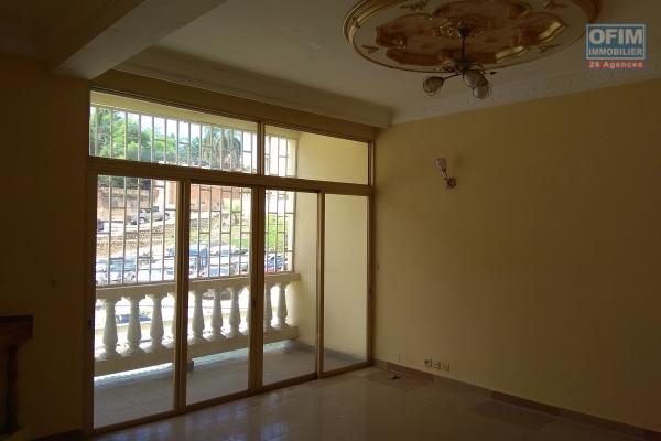 Location d'un appartement T5 à usage mixte avec parking à Behoririka