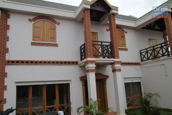 A louer villa neuve F5 à Andohanimandroseza-loyer 2 880 000 Ar
