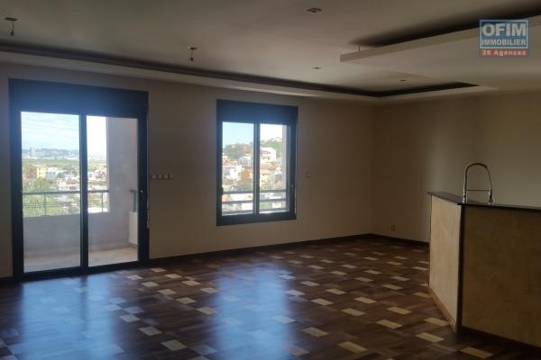 À louer un appartement de standing type F3 sécurisé et facile d'accès avec parking et piscine couverte chauffée sis à Ambatolampy Ambohibao, à 5mn de l'école primaire C française