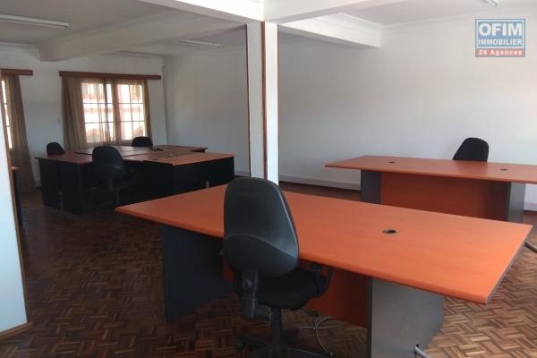 Local 100m2 pour bureau dans un bâtiment en bord de route à Antanimena