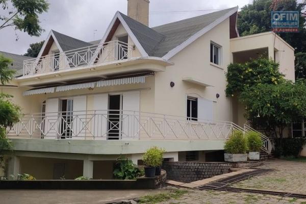 OFIM Immobilier offre en location un appartement T6 avec piscine et un petit jardin à Mahatony Ivandry