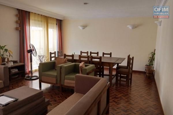 Un appartement T4 non meublé  avec parking en plein centre ville à ampasamadinika