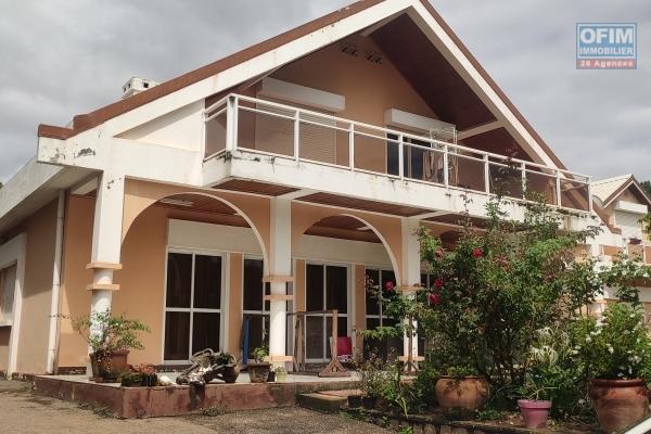 OFIM immobilier vous offre une villa à étage F9 avec jardin à louer dans une résidence sécurisée 24/24 à Ambatobe